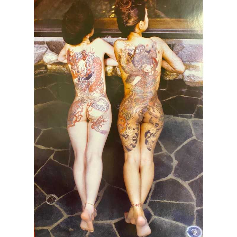 Tatuerade kvinnor i badhus
