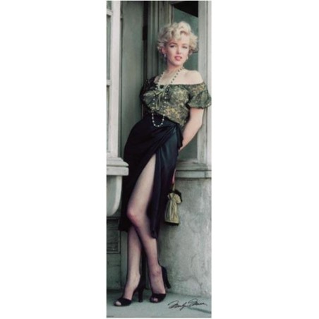 Marilyn Monroe - Net stocking, sexy dress